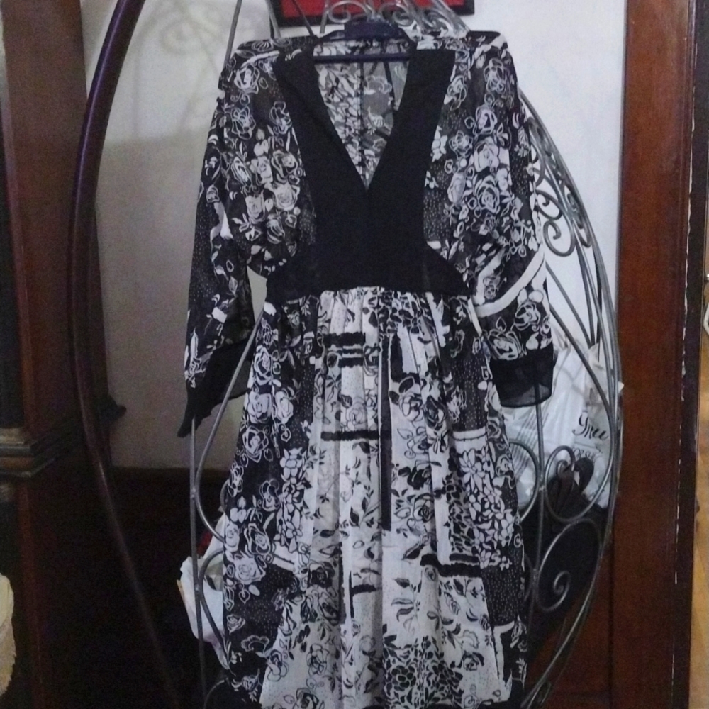 Essentials By Milano White & Blk See-Thru Floral Prnt Dress Ties in Back Size S
